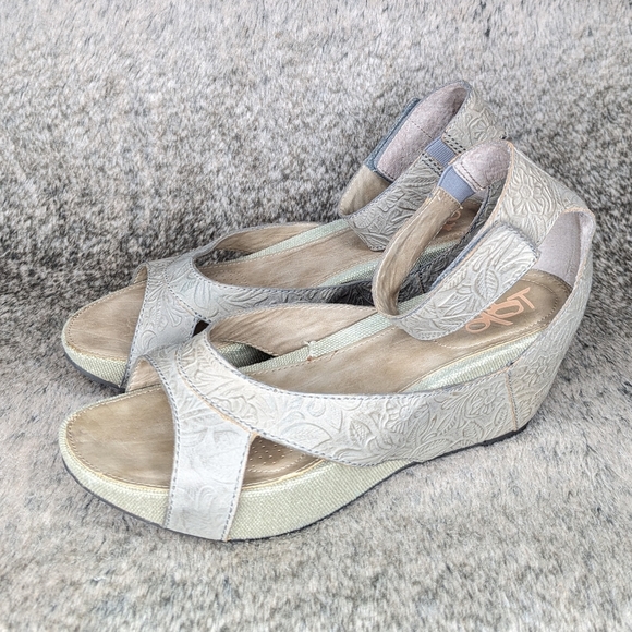 OTBT Hobart Wedge Tooled Leather Sandal Grey Women's 9 - Picture 4 of 10